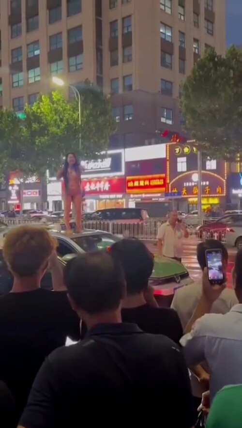 吃瓜 青岛出租车 山东出租车 青岛一女子与出租车司机发生争执后脱光衣服爬到车上跳骚舞.mp4 000025166 870x1536