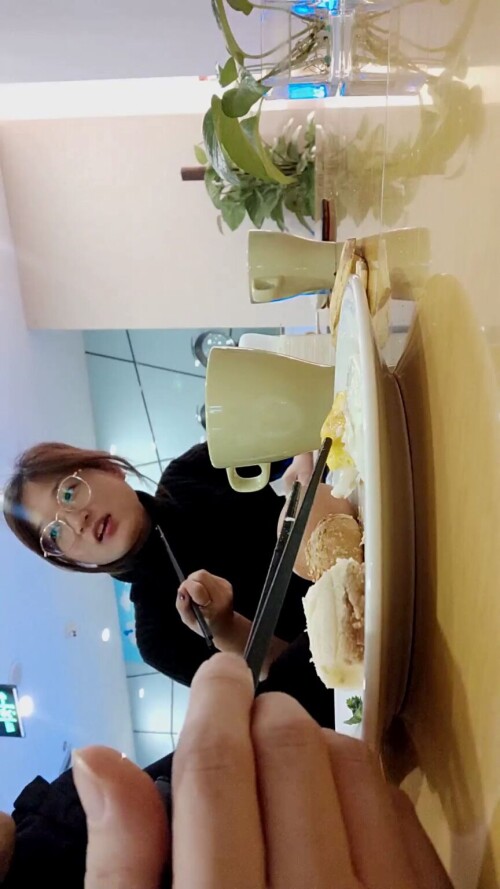 V 2.mp4 000255800 864x1536