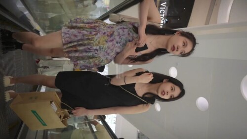 官方售价39元❤️一对好闺蜜一起逛街被一箭双雕抄底黑裙美女穿着紫色花内勒出深深屁股缝.mp4 000030800 1024x576