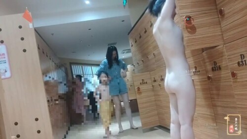 高档洗浴中心大叔重金买通内部员工偷拍❤️多位白白嫩嫩的美少妇洗澡换衣服.mp4 000681733 1024x576