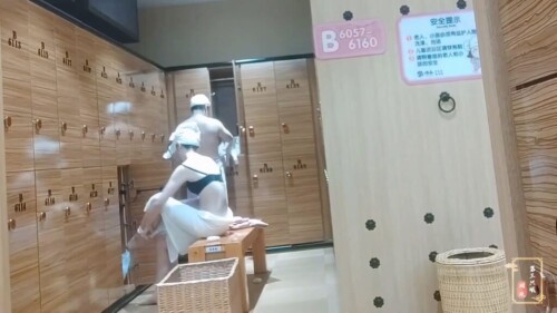 高档洗浴中心大叔重金买通内部员工偷拍❤️多位白白嫩嫩的美少妇洗澡换衣服.mp4 001062833 1024x576