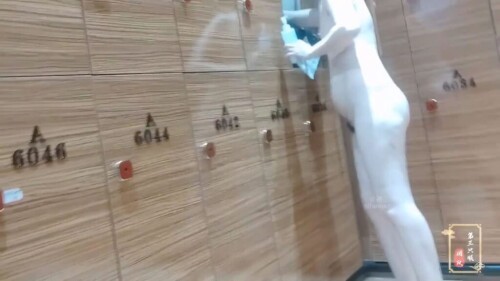 高档洗浴中心大叔重金买通内部员工偷拍❤️多位白白嫩嫩的美少妇洗澡换衣服.mp4 001889866 1024x576