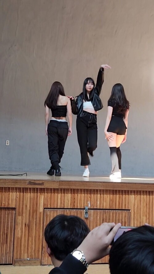 대학교 댄스동아리 중학교 공연 직캠 유두노출.mp4 000085500 864x1536