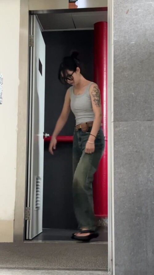 1 1.mp4 000002300 1 858x1536