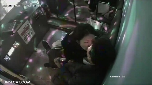 최신 크리스마스 누출 해킹된 한국 노래방 IP 카메라 보기 드문 성숙한 여성이 공공장소에서 성적 욕망에 탐닉합니다. 그녀는 너무 흥분해서 그녀의 애인 손가락이 그녀가 축.mp4 0