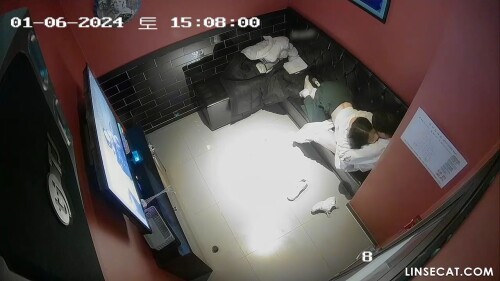 2024년 새 영상입니다. 해킹된 IP 카메라 노래방에서 한국인 커플 두 명이 섹스하는 모습을 엿보는 것은 OK. 그녀의 보지는 너무 단단해서 그는 거의 그녀 안에 사정할.mp4 