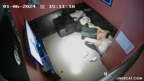2024년 새 영상입니다. 해킹된 IP 카메라 노래방에서 한국인 커플 두 명이 섹스하는 모습을 엿보는 것은 OK. 그녀의 보지는 너무 단단해서 그는 거의 그녀 안에 사정할.mp4 