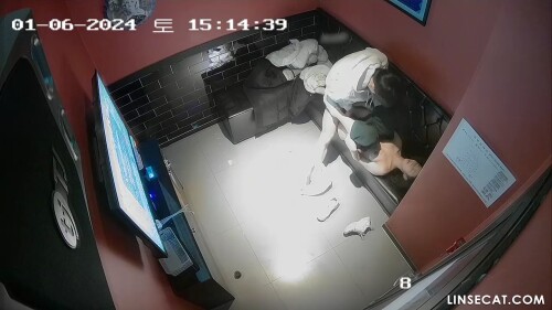 2024년 새 영상입니다. 해킹된 IP 카메라 노래방에서 한국인 커플 두 명이 섹스하는 모습을 엿보는 것은 OK. 그녀의 보지는 너무 단단해서 그는 거의 그녀 안에 사정할.mp4 