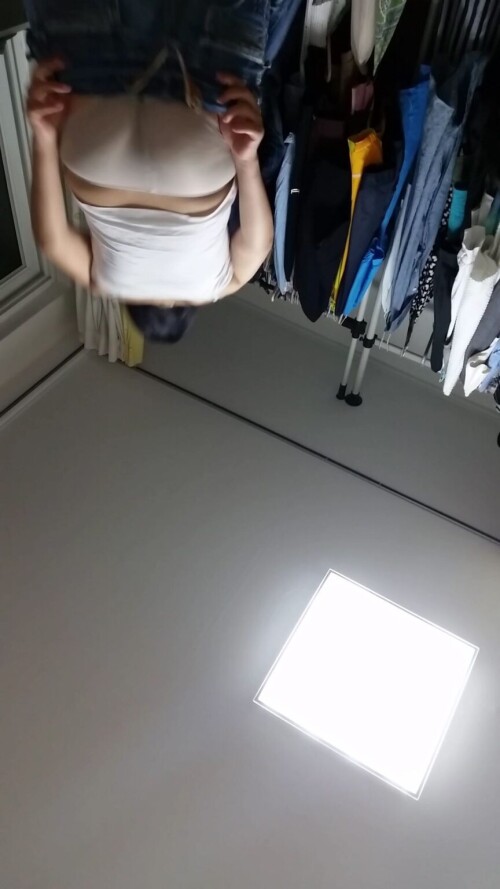 옷방 몰래촬영.mp4 000253971 864x1536