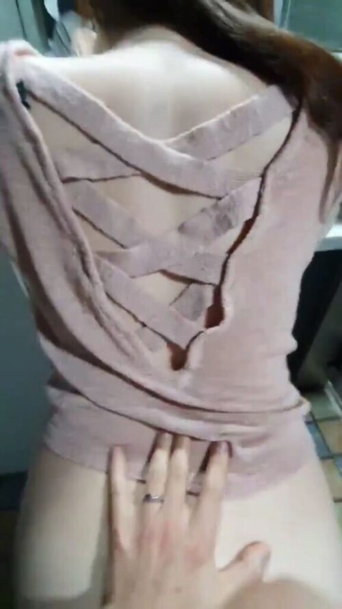연우커플 투썸화장실.mp4 000032728 576x1024
